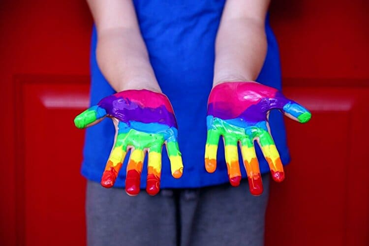 手のひらに塗られた虹色