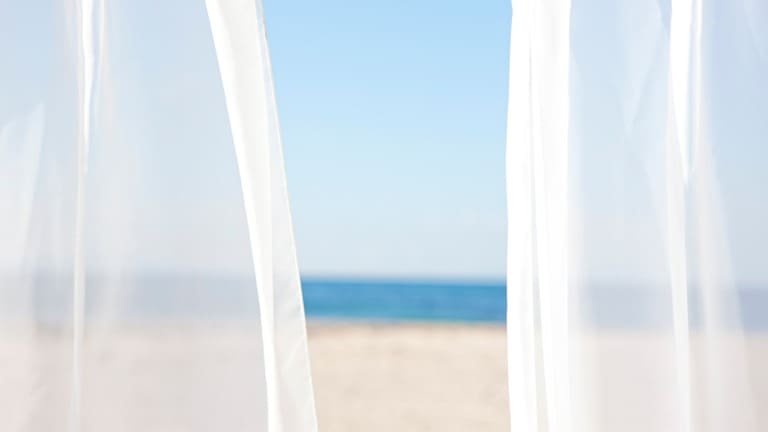 窓から見える海